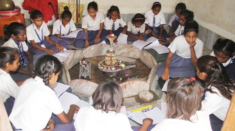 Bhagalpur News : हर साल बाढ़ से लड़ते हैं माता-पिता, दो अक्षर पढ़ने के लिए लड़ रहे उनके बच्चे