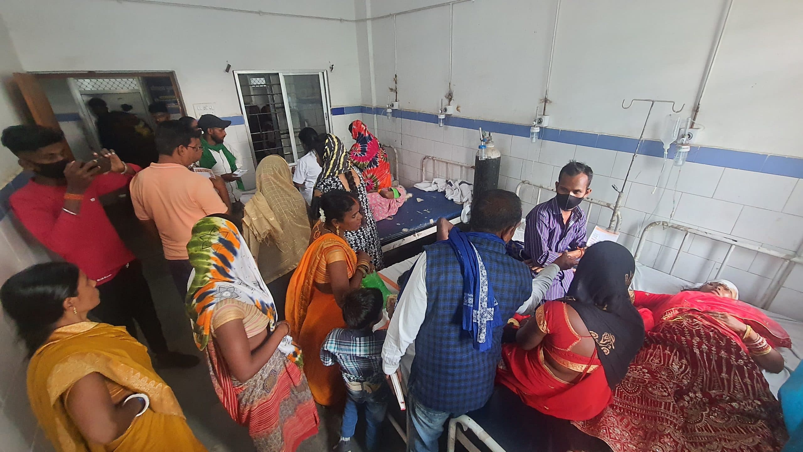 औरंगाबाद: शादी में जा रही अनियंत्रित पिकअप पेड़ से टकराई, डेढ़ दर्जन लोग जख्मी