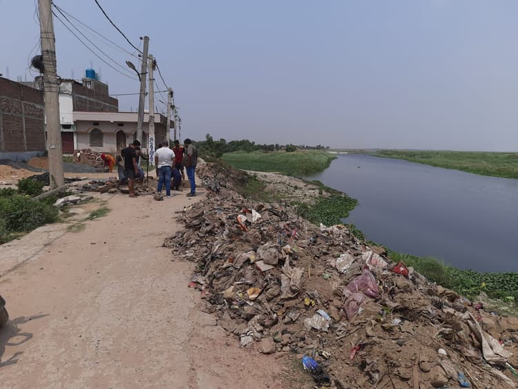 भागलपुर में मानिक सरकार गंगा घाट के किनारे धंसी सड़क का निर्माण शुरू, 25 लाख रुपये होंगे खर्च