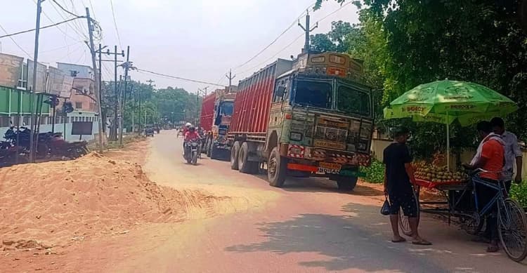 Munger News : आम लोगों के लिए तीन फीट छोड़ सड़क पर खड़े हैं थाने के जब्त वाहन