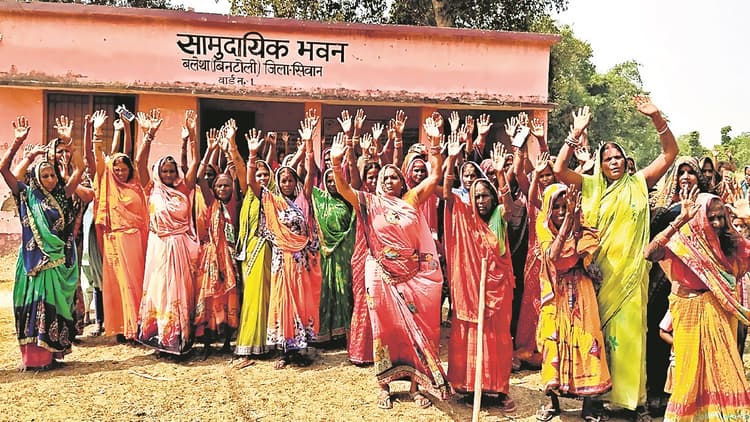 सीवान लोकसभा: बूथ नहीं तो वोट नहीं को लेकर ग्रामीणों का प्रदर्शन, एनडीए प्रत्याशी के समझाने पर भी नहीं माने