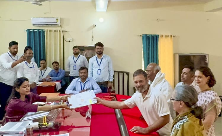 Lok Sabha Election 2024: रायबरेली से राहुल गांधी ने दाखिल किया नामांकन, अमित शाह और स्मृति ईरानी ने किया कटाक्ष