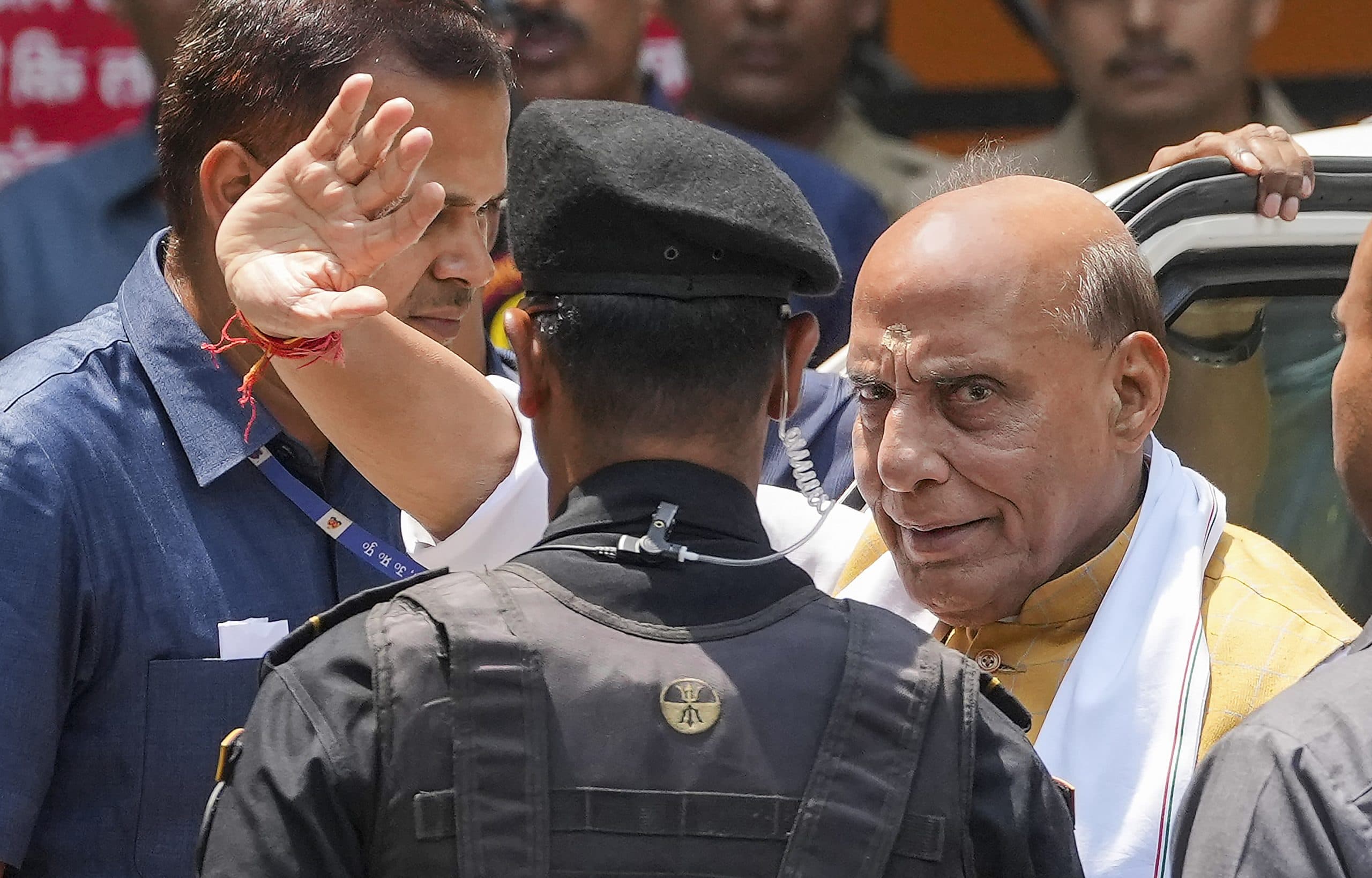 Lok Sabha Election 2024 : 'अरविंद केजरीवाल ने अपने गुरु अन्ना हजारे को धोखा दिया', बोले राजनाथ सिंह