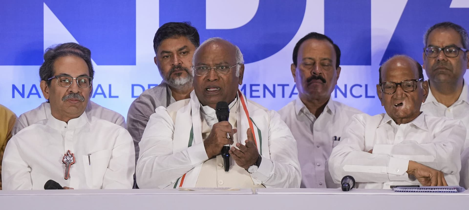 चुनाव के बीच कांग्रेस में दरार! ममता बनर्जी को लेकर मल्लिकार्जुन खरगे के बयान पर अधीर रंजन चौधरी ने कह दी बड़ी बात