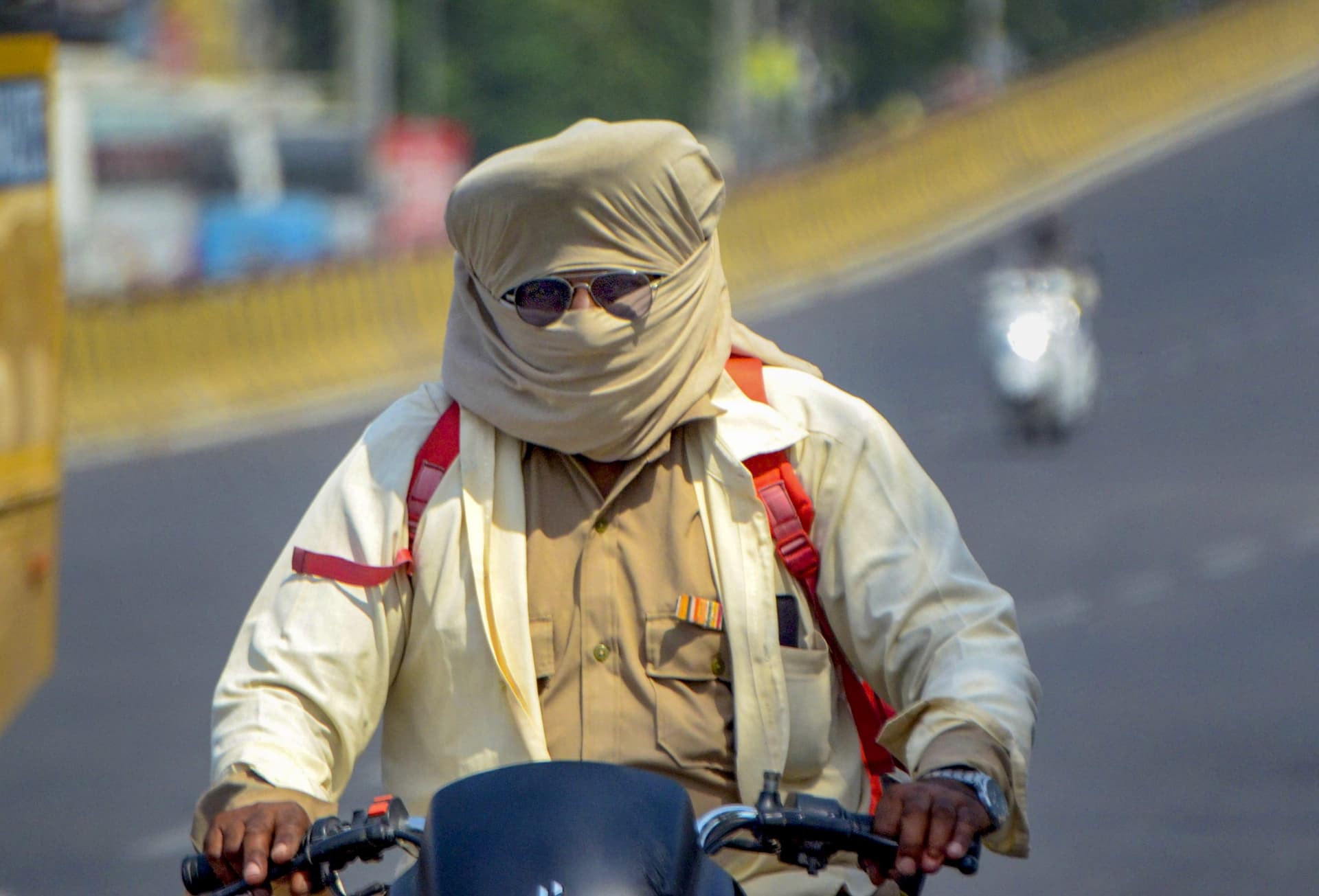 Weather Forecast: दिल्ली में गर्मी को लेकर अलर्ट, बंगाल की खाड़ी के ऊपर कम दबाव का क्षेत्र, जानें मौसम का हाल