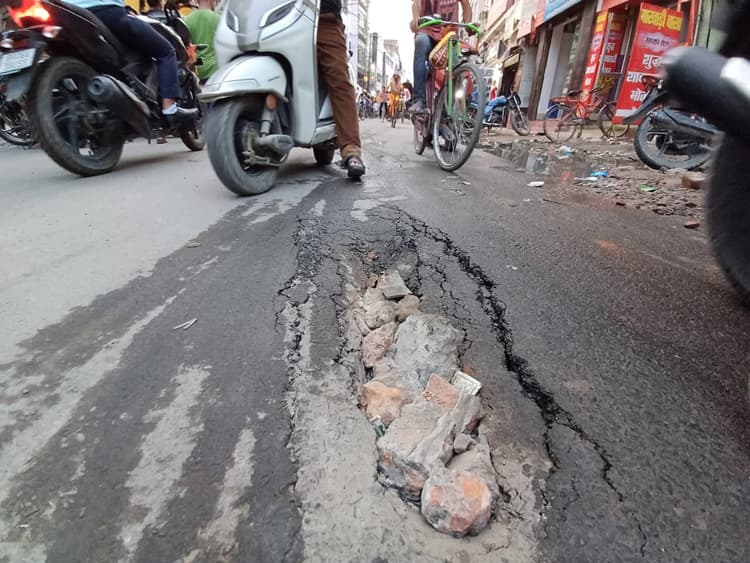 मुजफ्फरपुर में निर्माण के एक हफ्ते के अंदर ही धंस गई सड़क, ईंट-पत्थरों से भरा सुराख