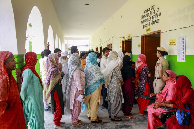 Lok Sabha Election 2024: छठे चरण की 58 सीटों पर चुनाव संपन्न, पश्चिम बंगाल में ताबड़तोड़ वोटिंग, जाने कहां कितना हुआ मतदान