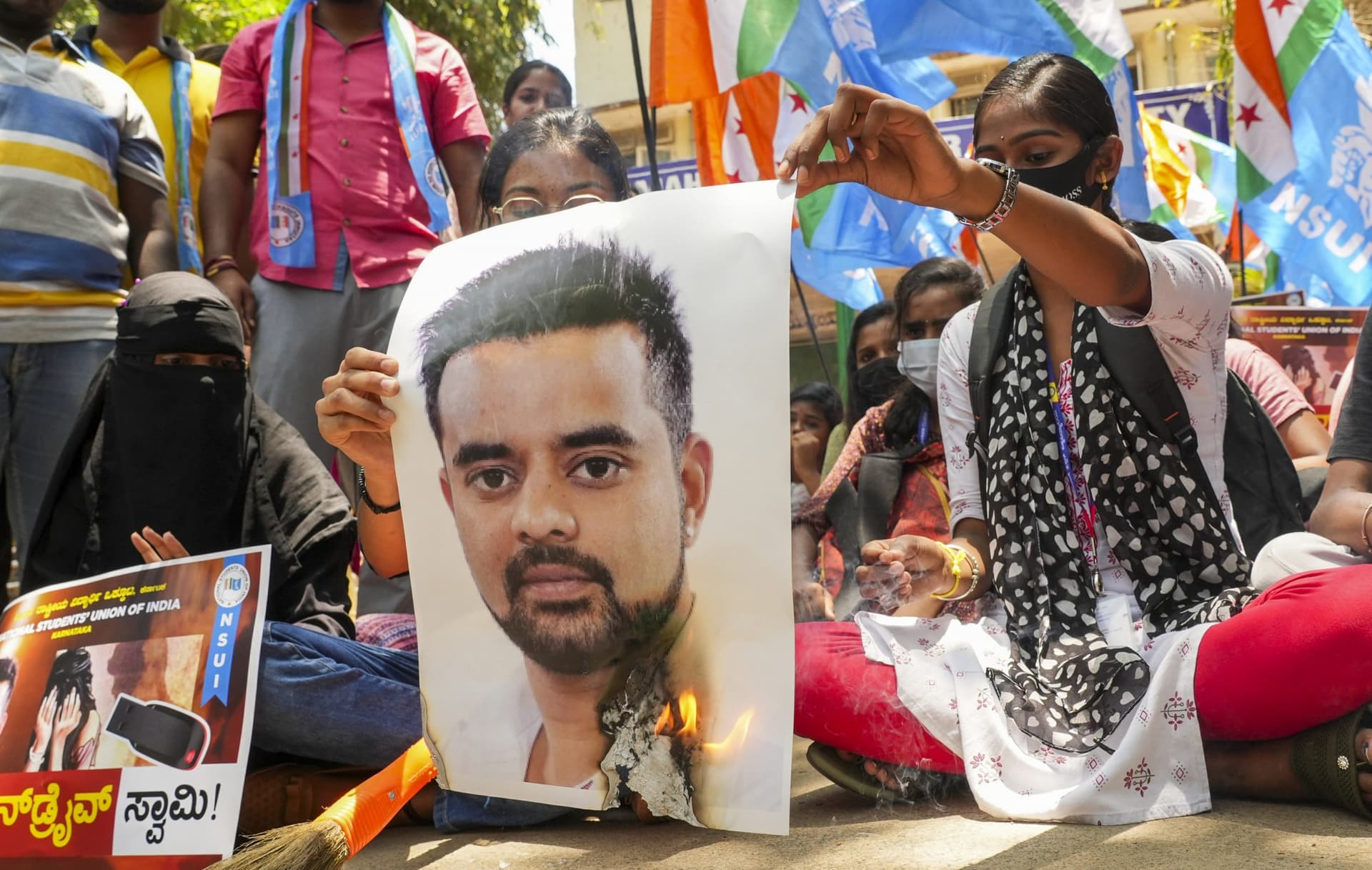 जेडीएस सांसद प्रज्वल रेवन्ना का पासपोर्ट रद्द करने की तैयारी, कर्नाटक सरकार ने विदेश मंत्रालय को लिखा पत्र