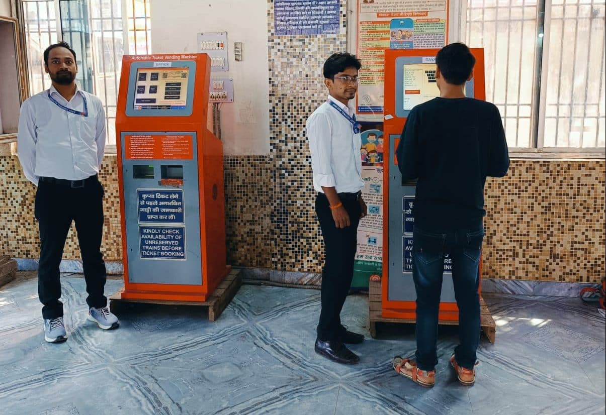 गया जंक्शन के टिकट काउंटर पर कम हो रही भीड़, यूटीएस एप व वेंडिंग मशीन से रोज 20,000 टिकट हो रहे बुक