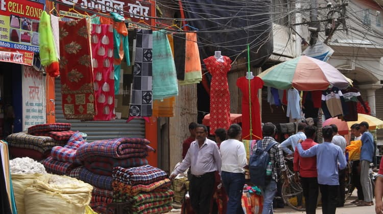 सिल्क सिटी भागलपुर के बाजार में होता है करोड़ों का कारोबार, फिर भी शौचालय तक की सुविधा नहीं