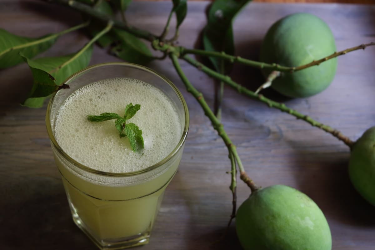 Aam Panna Recipe: इस भीषण गर्मी में आप को लू से बचाता है आम पन्ना, अभी देखें रेसिपी