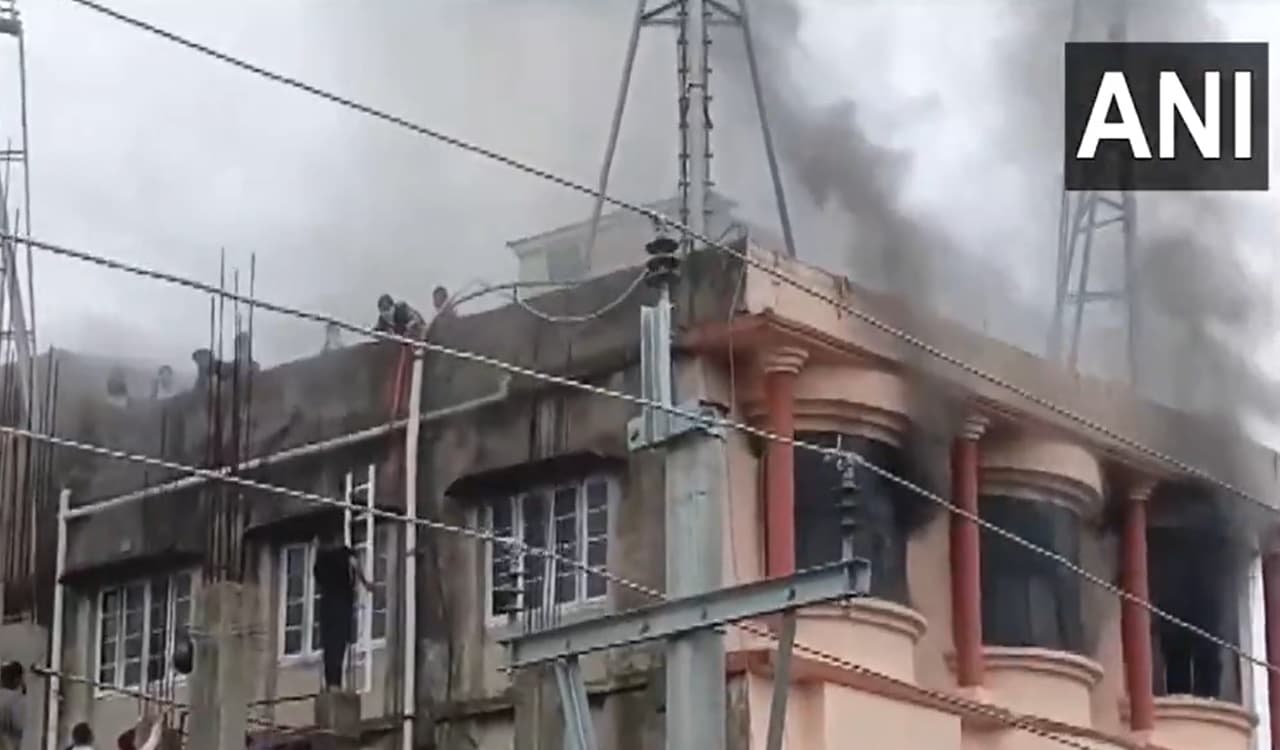 Assam Fire: असम के सिलचर में इंस्टीट्यूट में लगी भीषण आग, बिल्डिंग से गिरकर एक लड़की घायल, कई बच्चे फंसे
