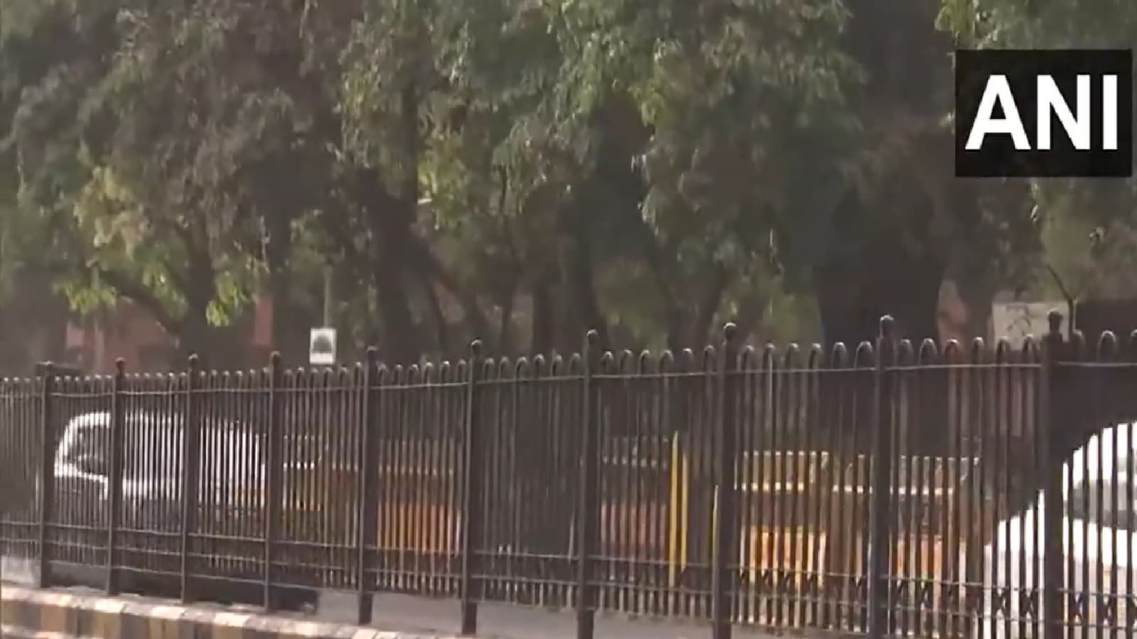 Delhi Weather News: दिल्ली में अचानक बदला मौसम, बूंदाबांदी ने जानलेवा गर्मी से दी राहत