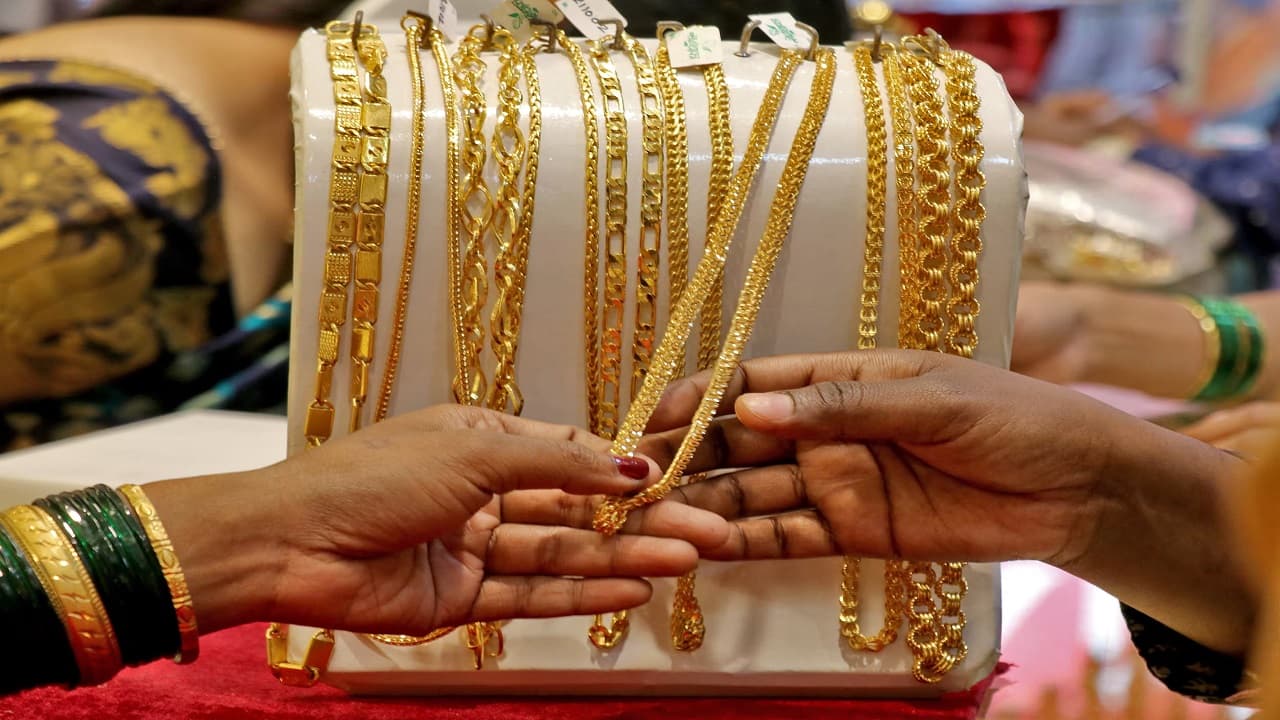 Gold Price: सोना 1,550 रुपये हो गया महंगा, चांदी 2.5% उछली, जानें चार महानगरों के भाव
