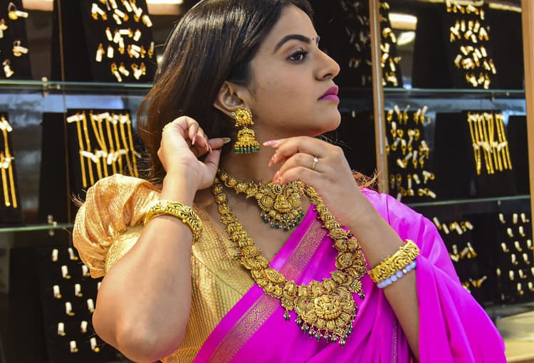 अक्षय तृतीया पर लोगों ने लूट लिया बाजार! गोल्ड ज्वैलरी पर उमड़ पड़ा हुजूम