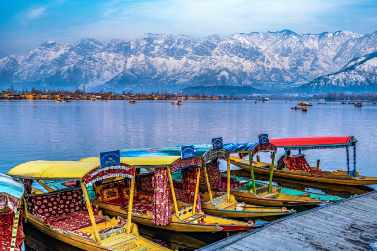 IRCTC Kashmir Tour Package: गर्मियों की छुट्टियों में करें कश्मीर की वादियों का भ्रमण, जानें कितना होगा किराया