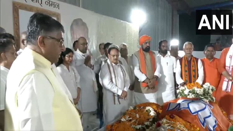 Sushil Modi Funeral: पंचतत्व में विलीन हुए सुशील मोदी, राजकीय सम्मान के साथ दी गई आखिरी विदाई