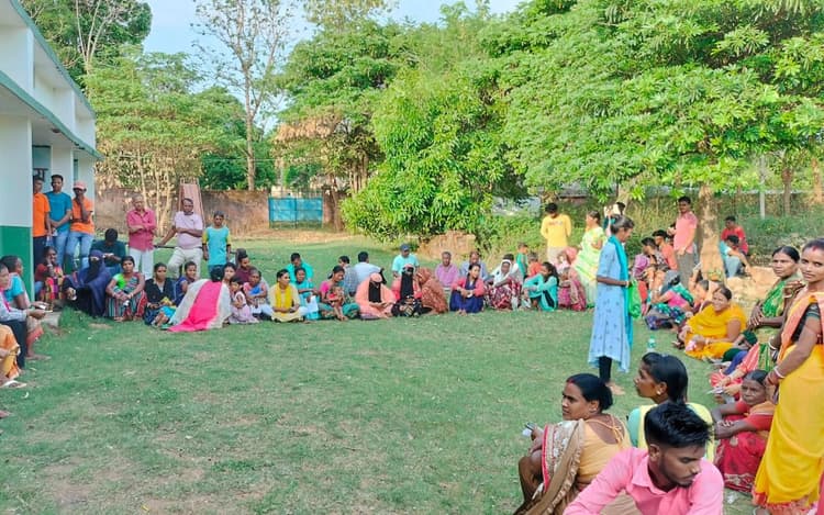 Lok Sabha Election 2024 Phase six Voting PHOTOS: रांची, धनबाद में लोकतंत्र के महापर्व का उत्साह चरम पर, सुबह से ही लाइन में लगे लोग