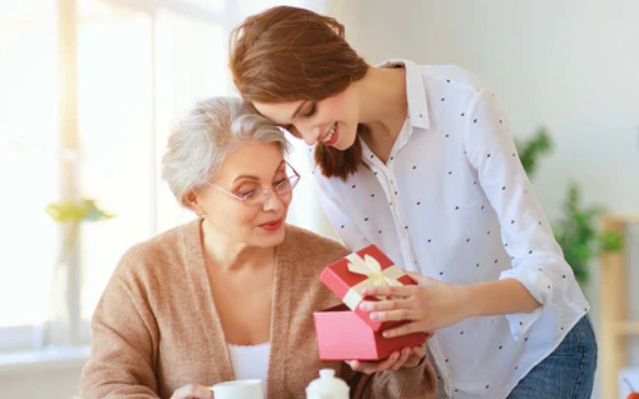 MotherтАЩs Day Gifts Under 2000: рдЕрдкрдиреА рдорд╛рдВ рдХреЛ рдЗрд╕ рдорджрд░реНрд╕ рдбреЗ рджреЗрдВ рдпреЗ рдЦрд╛рд╕ рдЙрдкрд╣рд╛рд░