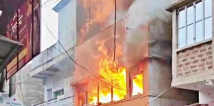 Bihar: नवादा के होटल में लगी भीषण आग, लाखों का नुकसान