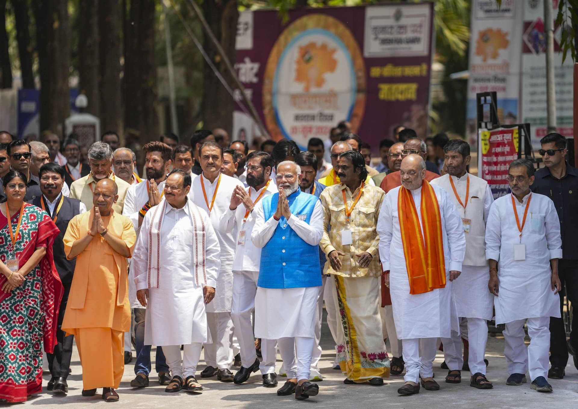 Lok Sabha Election 2024: वाराणसी में पीएम मोदी का शक्ति प्रदर्शन, नामांकन के बाद NDA नेताओं से मिले