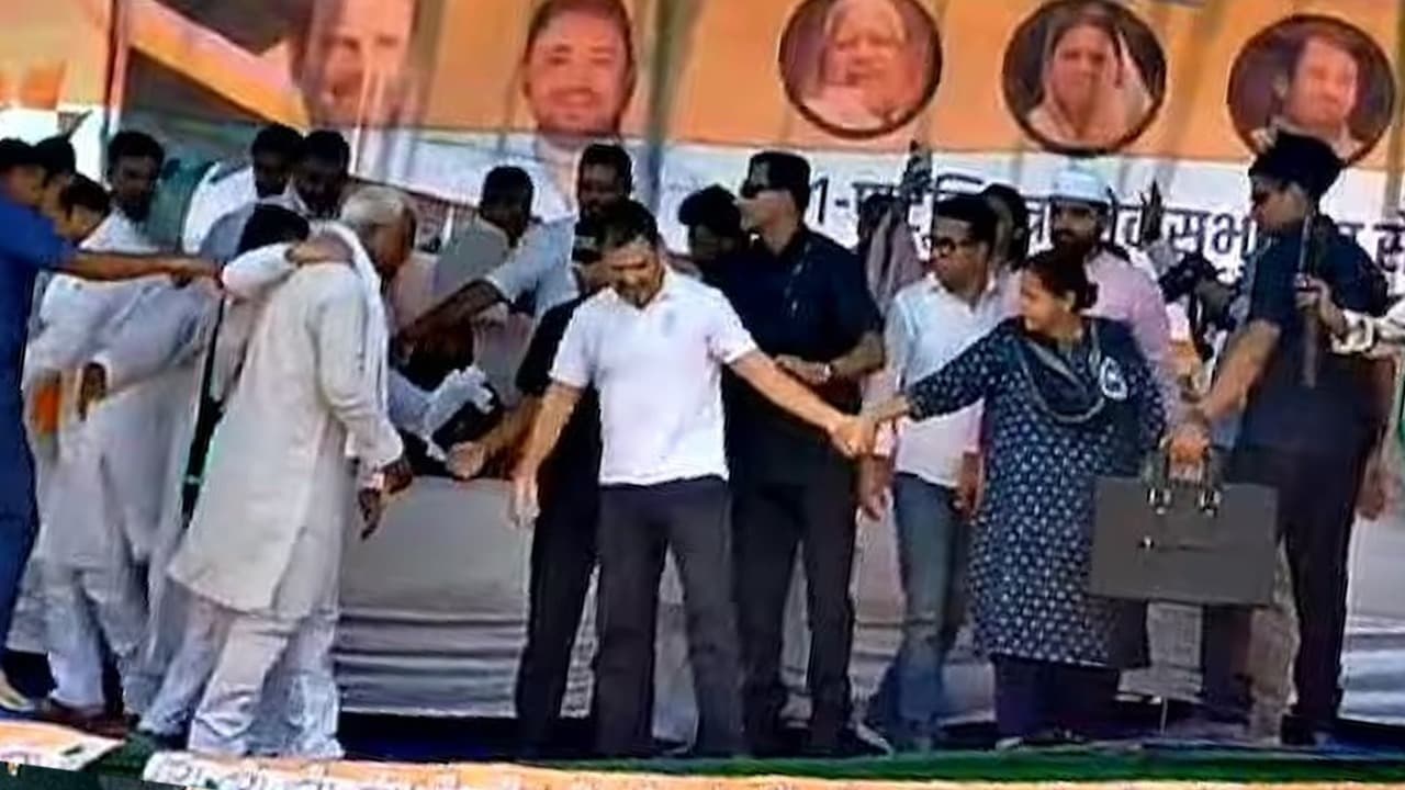 Rahul Gandhi Bihar Visit: राहुल गांधी की पटना में जनसभा के दौरान मंच टूटा, मीसा ने दिया सहारा Rahul Gandhi Bihar Visit: राहुल गांधी की पटना में जनसभा के दौरान मंच टूटा, मीसा ने दिया सहारा