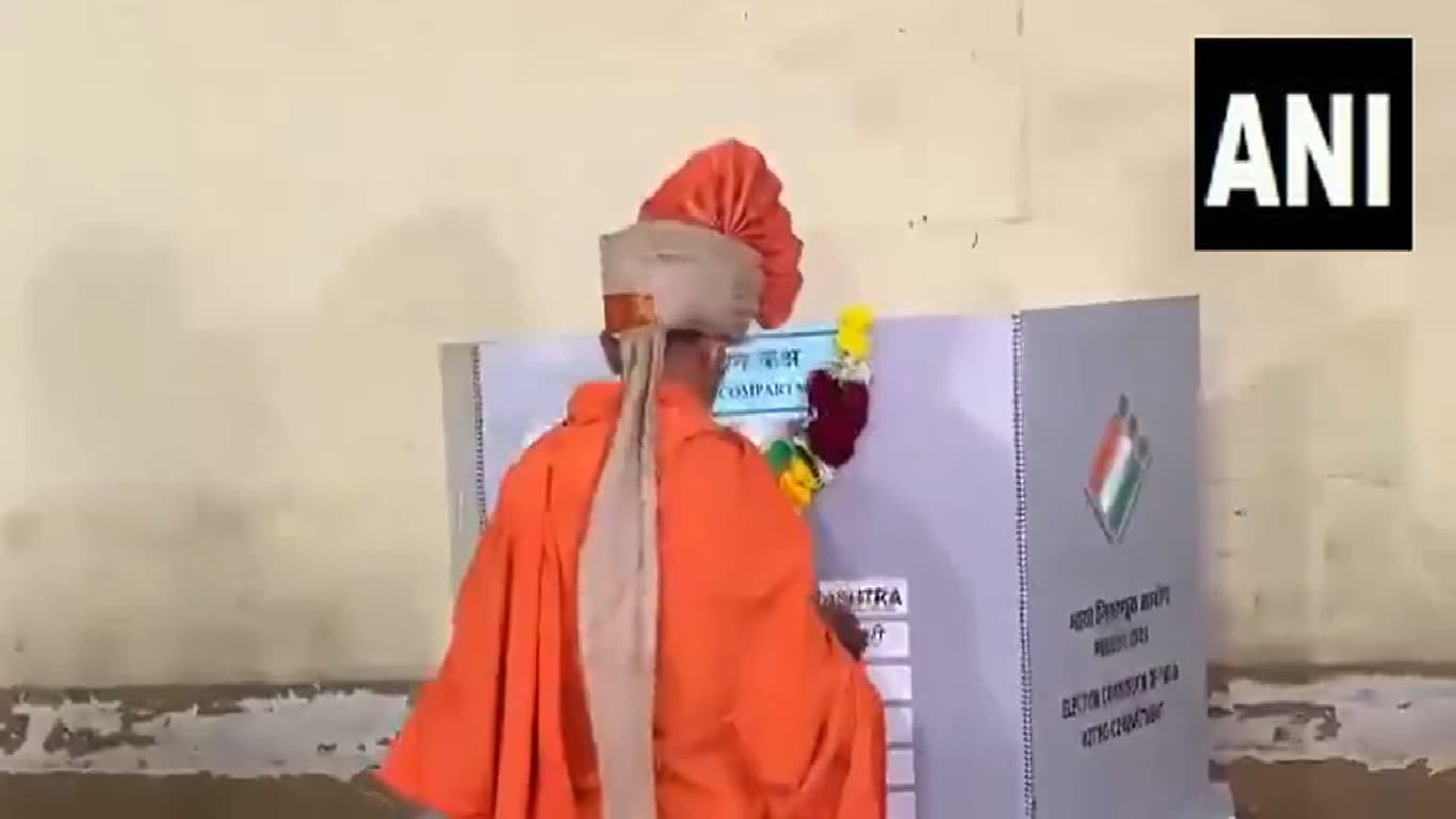 Lok Sabha Election 2024: निर्दलीय उम्मीदवार को वोटिंग मशीन पर माला चढ़ाना पड़ा भारी, FIR दर्ज