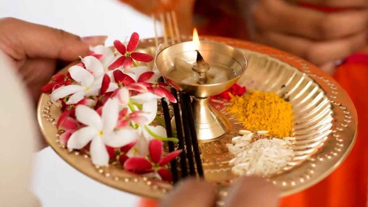 Puja Aarti Rules: рдХреНрдпреЛрдВ рдЬрд░реВрд░реА рд╣реИ рд╣рд░ рдкреВрдЬрд╛ рдХреЗ рдЕрдВрдд рдореЗрдВ рдЖрд░рддреА рдХрд░рдирд╛? рдЬрд╛рдиреЗрдВ рдЗрд╕ рд╡рдХреНрдд рдШреА рдХрд╛ рджреАрдкрдХ рдЬрд▓рд╛рдиреЗ рдХреЗ рд▓рд╛рдн