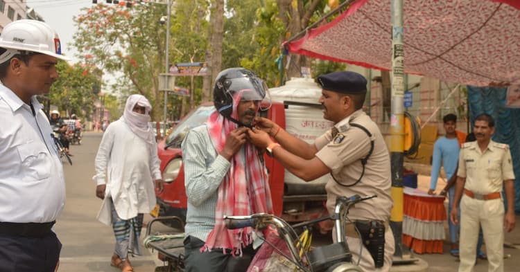 Bhagalpur News : सड़क हादसे में दोस्त को खो चुका सिपाही बांट रहा हेलमेट