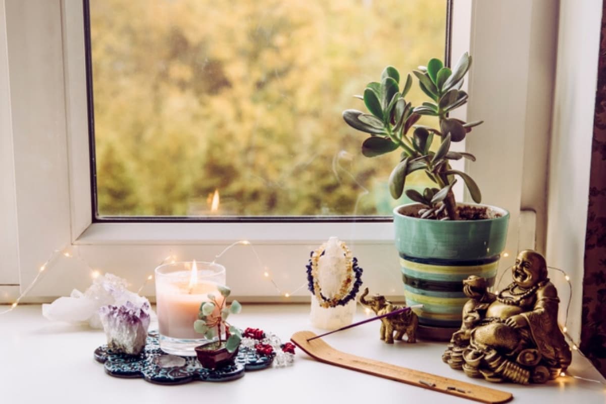 Vastu Tips: рдШрд░ рдХреЗ рдореЗрдЬ рдкрд░ рдЖрдЬ рд╣реА рд░рдЦрдирд╛ рд╢реБрд░реВ рдХрд░ рджреЗрдВ рдпреЗ рдЪреАрдЬреЗрдВ, рд╣реЛрдЧрд╛ рдзрди рд▓рд╛рдн