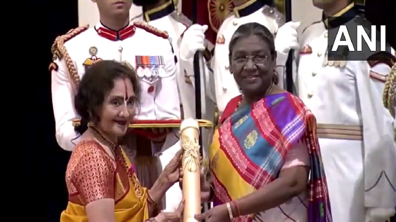 Padma Awards: सत्यब्रत मुखर्जी को पद्म भूषण, वैजयंतीमाला को पद्म विभूषण, राष्ट्रपति ने पद्म पुरस्कार विजेताओं को किया सम्मानित