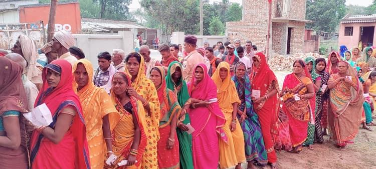 बिहार में छठे चरण में 71 लाख से अधिक महिला वोटर्स, अबतक आधी आबादी ने किया है रिकॉर्ड मतदान