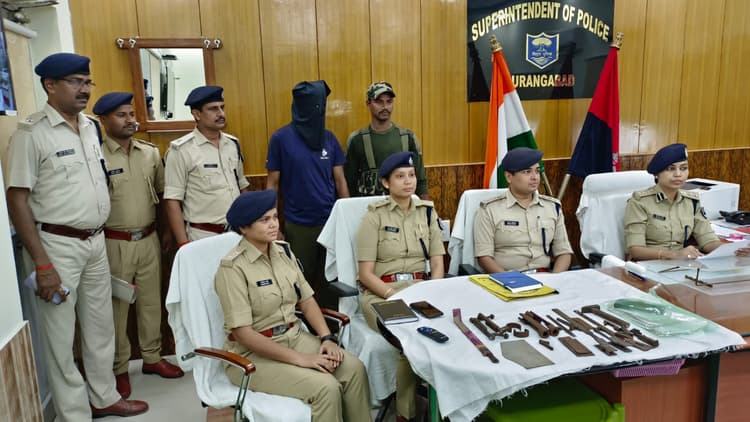 औरंगाबाद पुलिस ने हथियार सप्लाई करने वाले नक्सली को दबोचा, घर में ही बनाता था शस्त्र