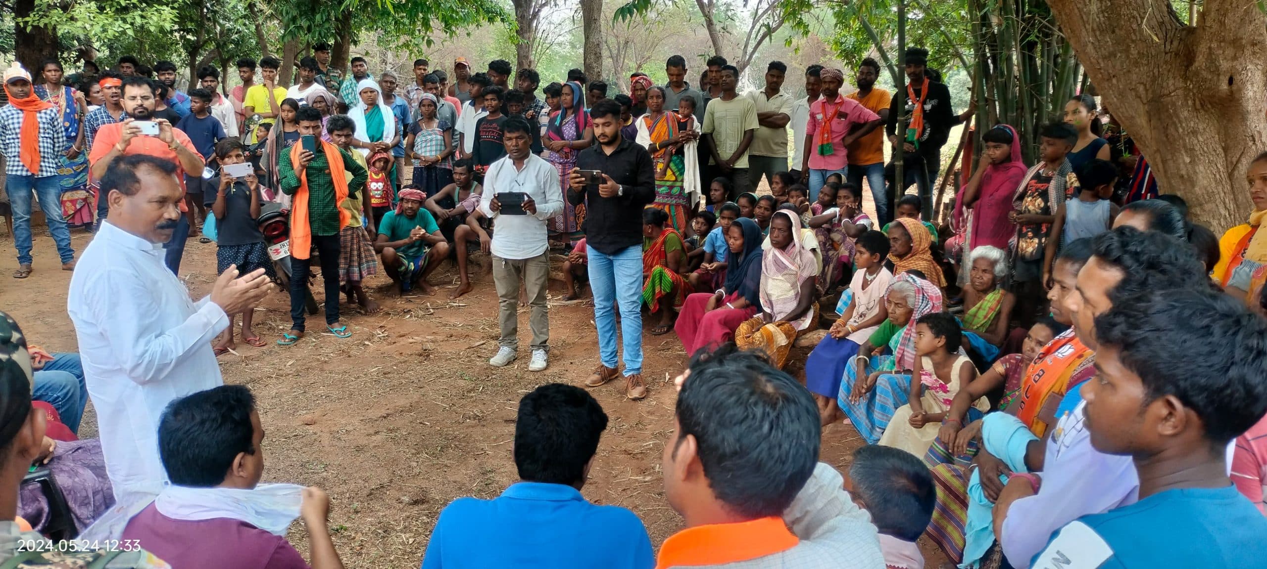 बीजेपी प्रत्याशी सीता सोरेन के पक्ष में दुमका में पूर्व मुख्यमंत्री मधु कोड़ा ने किया प्रचार, कहा-झामुमो ने नहीं किया विकास