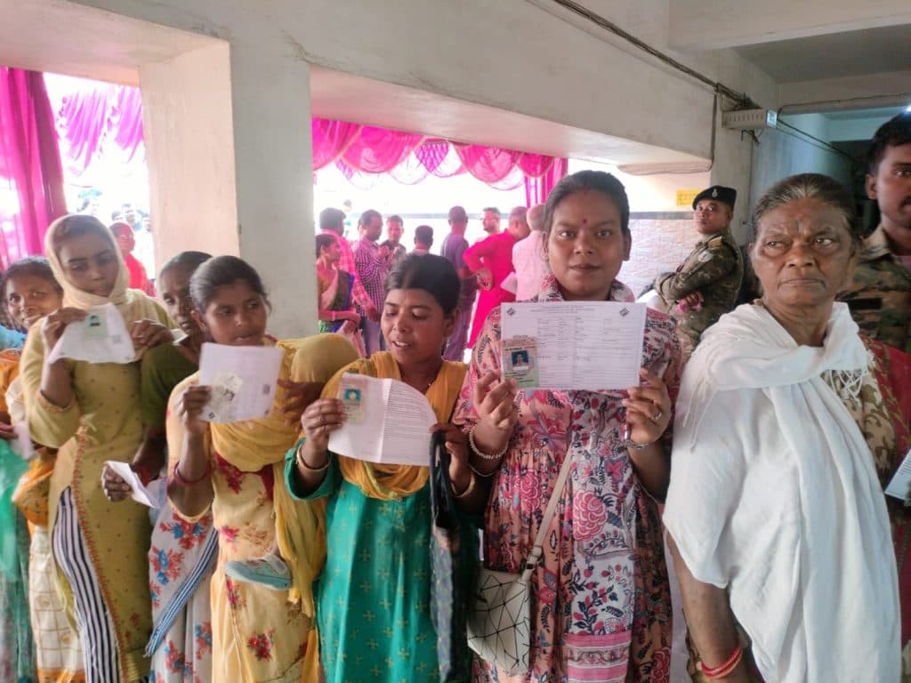 अपनी बारी का इंतजार करती मतदाताएं