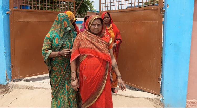 घूंघट की ओट में वोट डालने बूथों पर पहुंचीं नई-नवेली दुल्हनें, युवाओं-महिलाओं में भी दिखा उत्साह