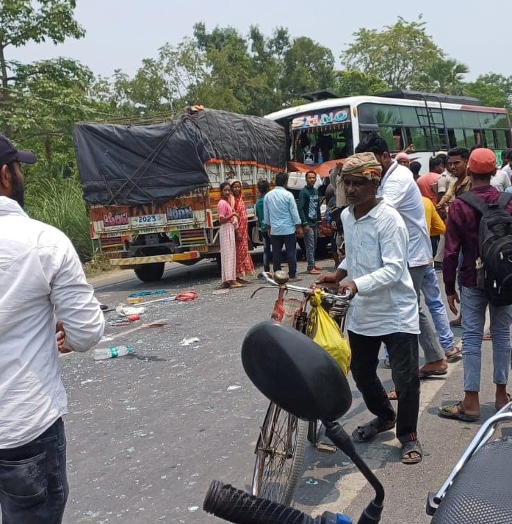 Road Accident: मुजफ्फरपुर में बस और ट्रक की सीधी टक्कर, पैरा मिलिट्री के कई जवान घायल