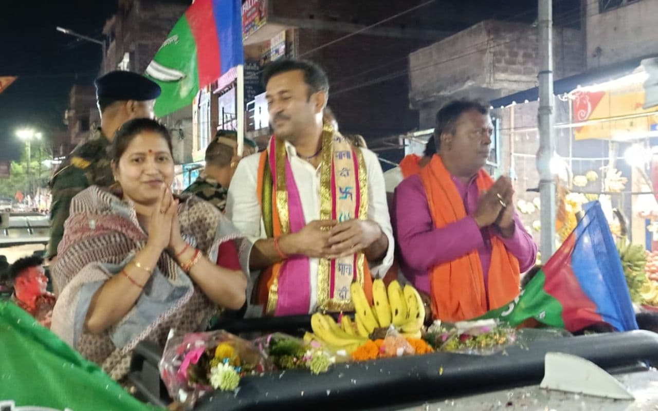 Lok Sabha Election 2024: कतरास में आजसू प्रत्याशी सीपी चौधरी के रोड शो में लगे जय श्रीराम के नारे