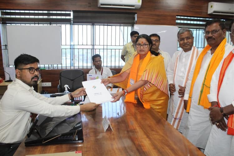 कोडरमा लोकसभा सीट से भाजपा प्रत्याशी अन्नपूर्णा देवी ने किया नामांकन, ऐसा था माहौल