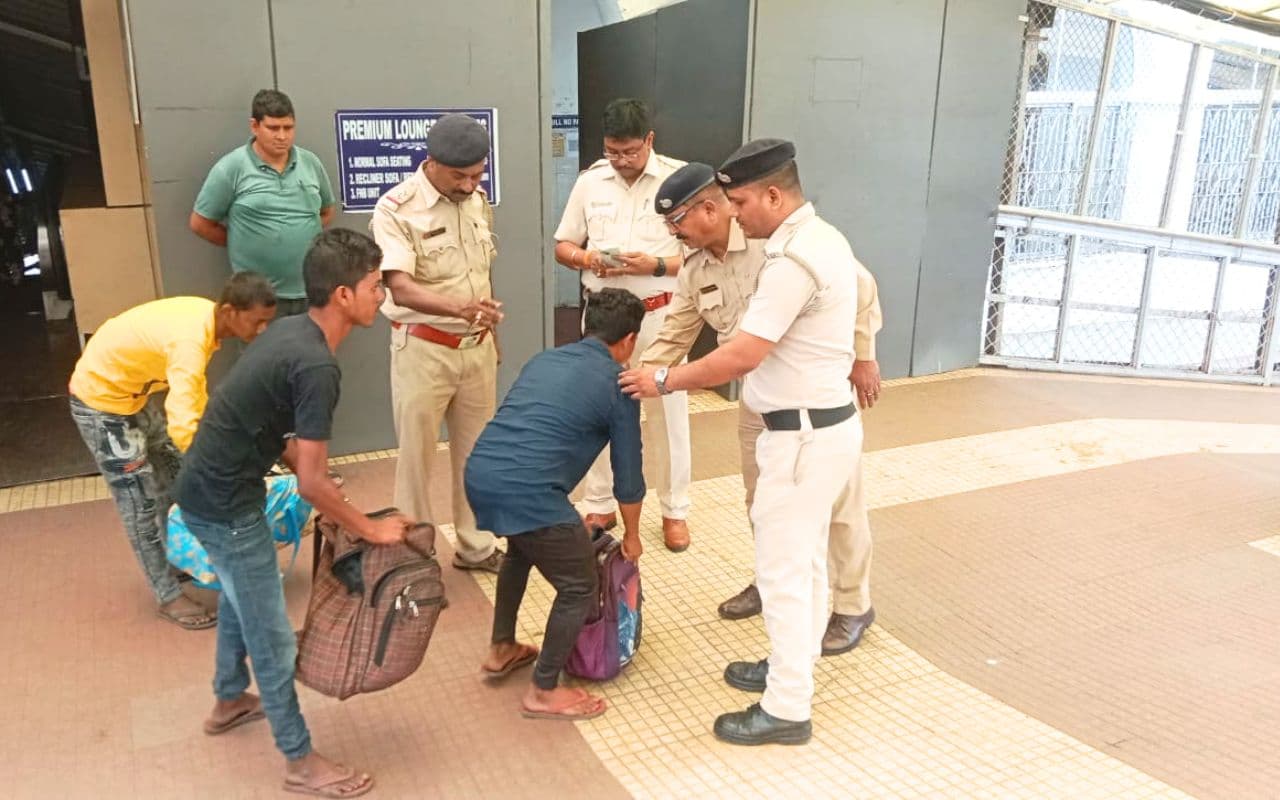 West Bengal News|उदयपुर सिटी कोलकाता एक्सप्रेस में हथियार के साथ युवक को आसनसोल में पकड़ा