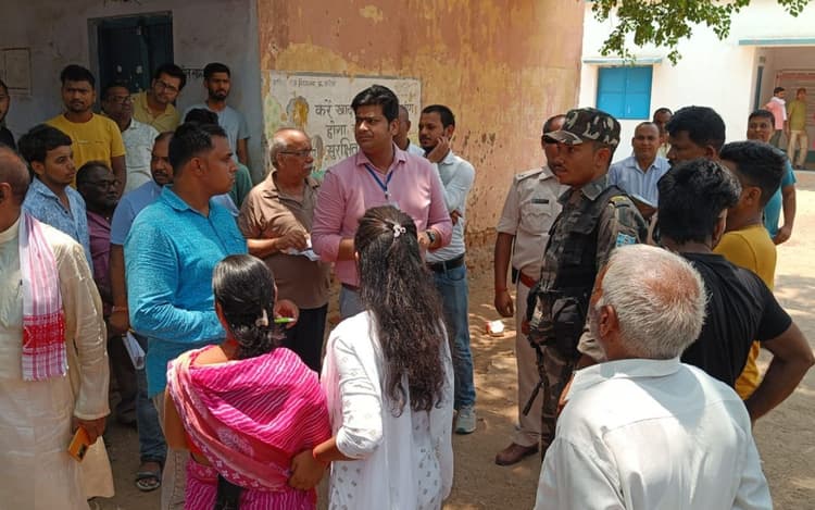 कोडरमा लोकसभा चुनाव : बगोदर में वोटर लिस्ट में नाम नहीं मिलने पर मतदाताओं ने किया हंगामा