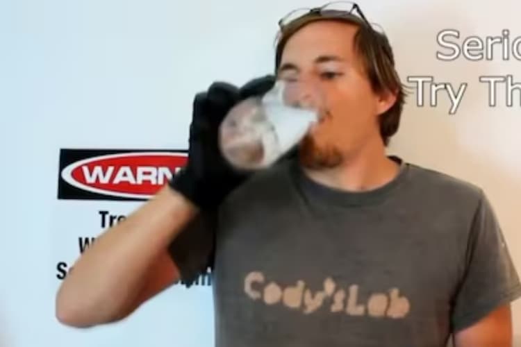 Bizarre News: खतरनाक जहर को पीकर भी जिंदा बच गया ये इंसान, हरकतें जानकर आप रह जाएंगे हैरान