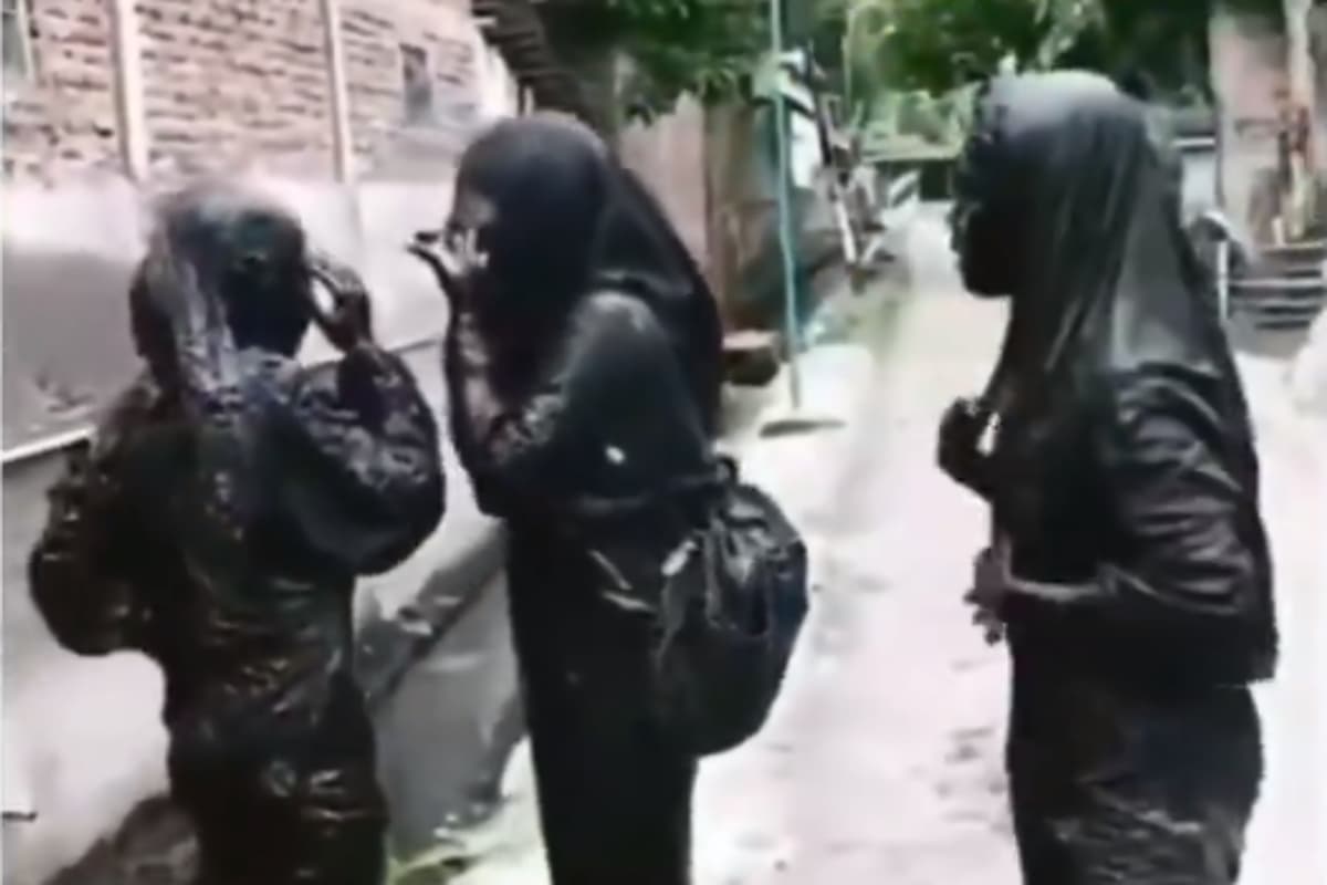 Bizarre News: स्कूटी समेत नाले में गिरी लड़कियां, लोगों ने कहा- कौआ बनी पापा की परियां