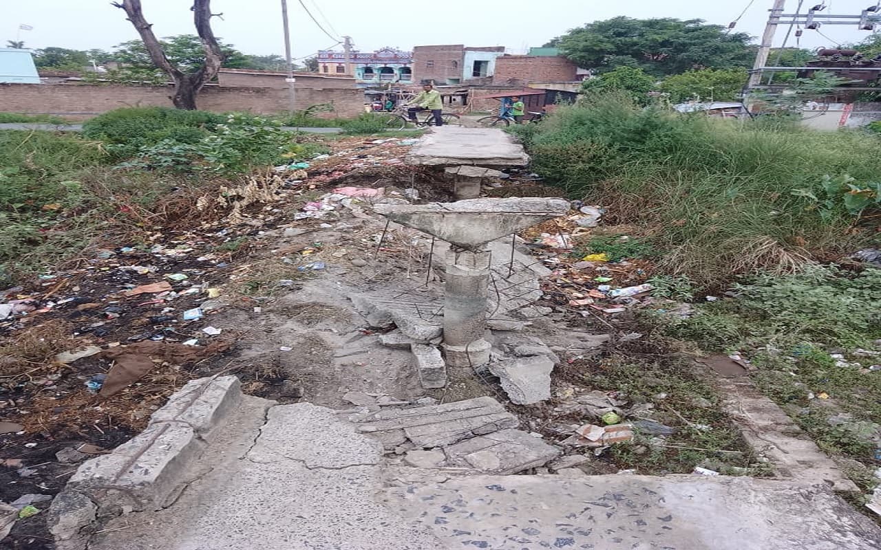 बिहार: सारण में ब्रिटिशकालीन गंडक नहर पुल ढहकर गिरा, कई गावों के लोगों की मुश्किलें बढ़ीं
