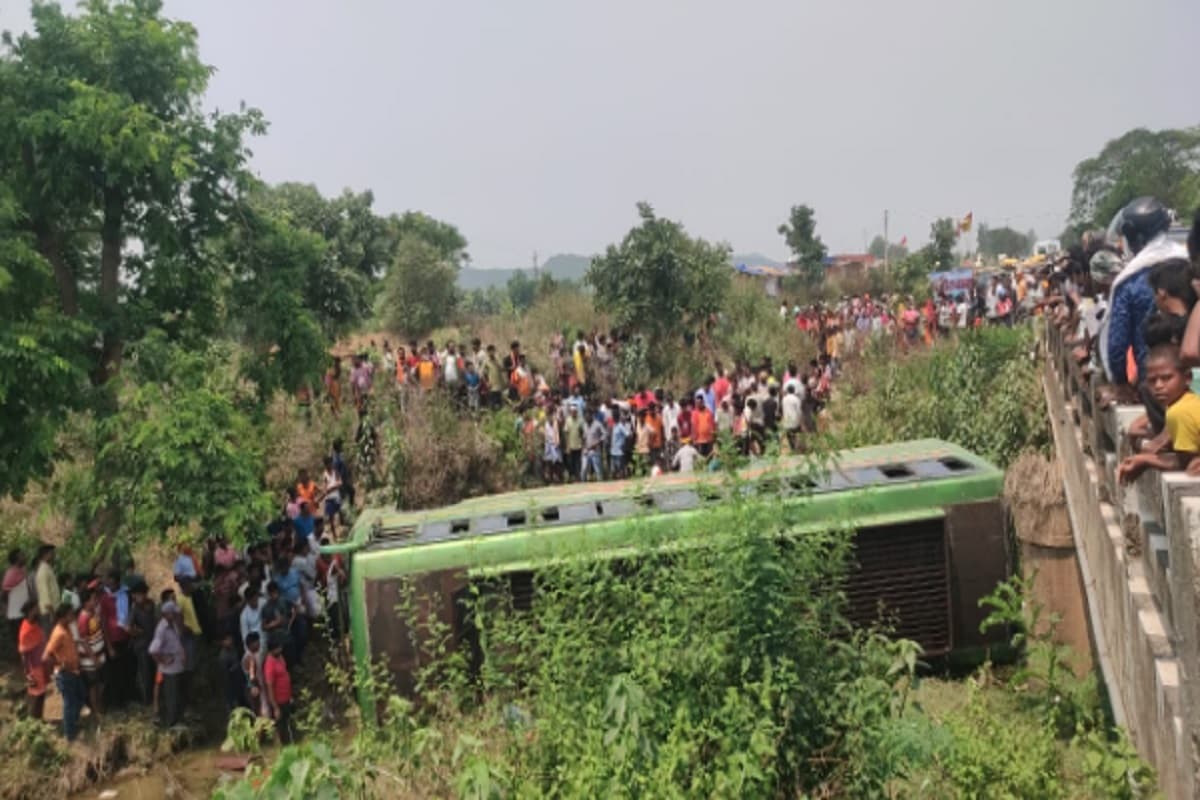 खूंटी में बड़ा हादसा, सिंदरी पुल के नीचे गिरी बस, कई यात्री घायल