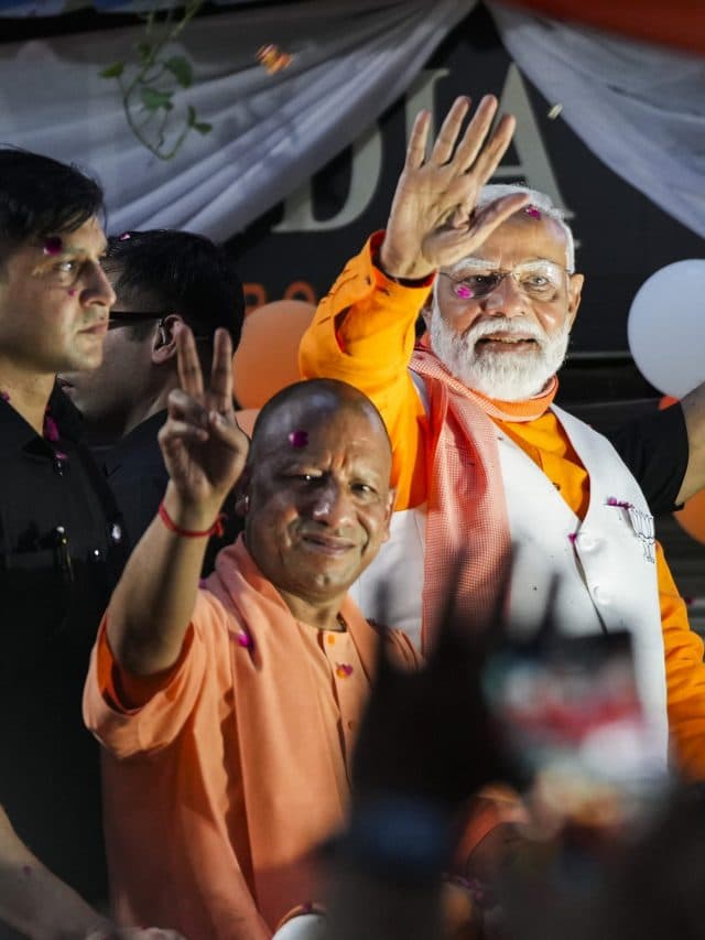 PM Narendra Modi Varanasi: पीएम मोदी के रोड शो में उमड़ा जनसैलाब, मोदी-मोदी के लगे नारे