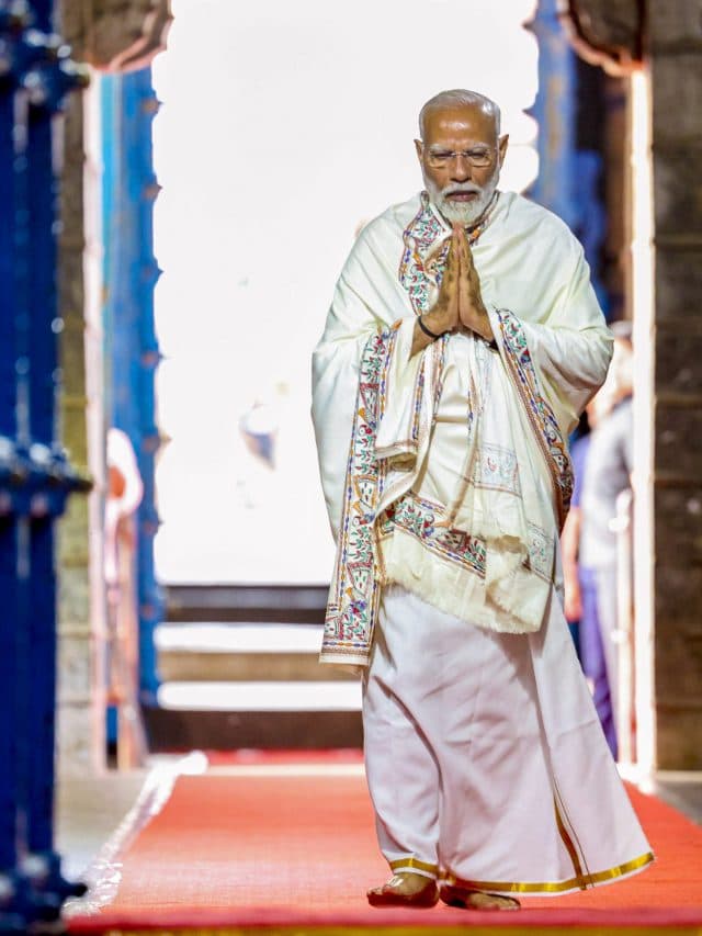 ध्यान में बैठे पीएम मोदी, देखें तस्वीरें