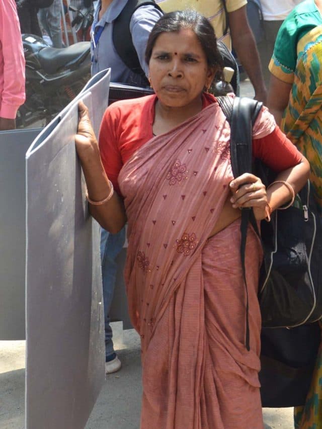 हजारीबाग लोकसभा क्षेत्र में मतदान कराने जा रहे मतदानकर्मी, देखें Photos