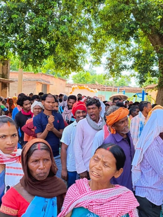 चतरा लोकसभा में लोगों ने भारी संख्या में किया मतदान, कड़ी धूप में दटे हैं मतदाता