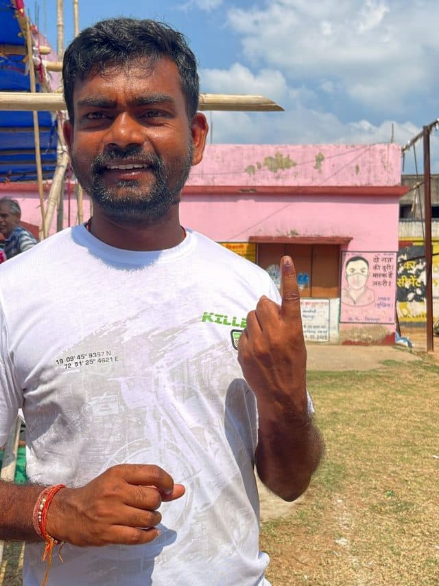 गिरडीह लोकसभा सीट से प्रत्याशी जयराम महतो और मथुरा महतो ने किया मतदान